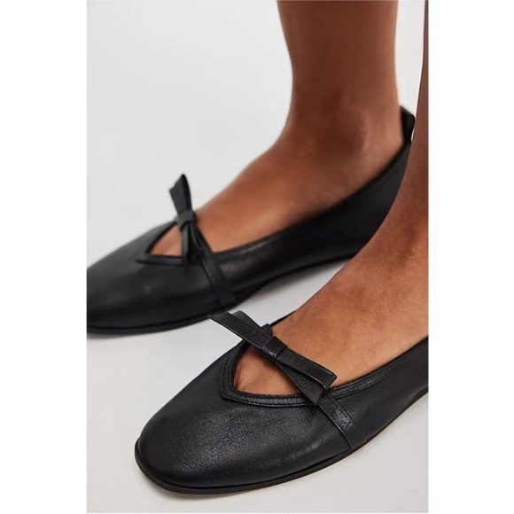 Free People Shoes - NIB FREE PEOPLE Mania Bow Ballerina Flats Black Leather. Size 8